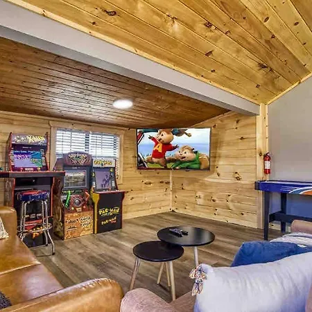 Country Cabin, Fenced Area For Pets, Hot Tub, Arcade!!!